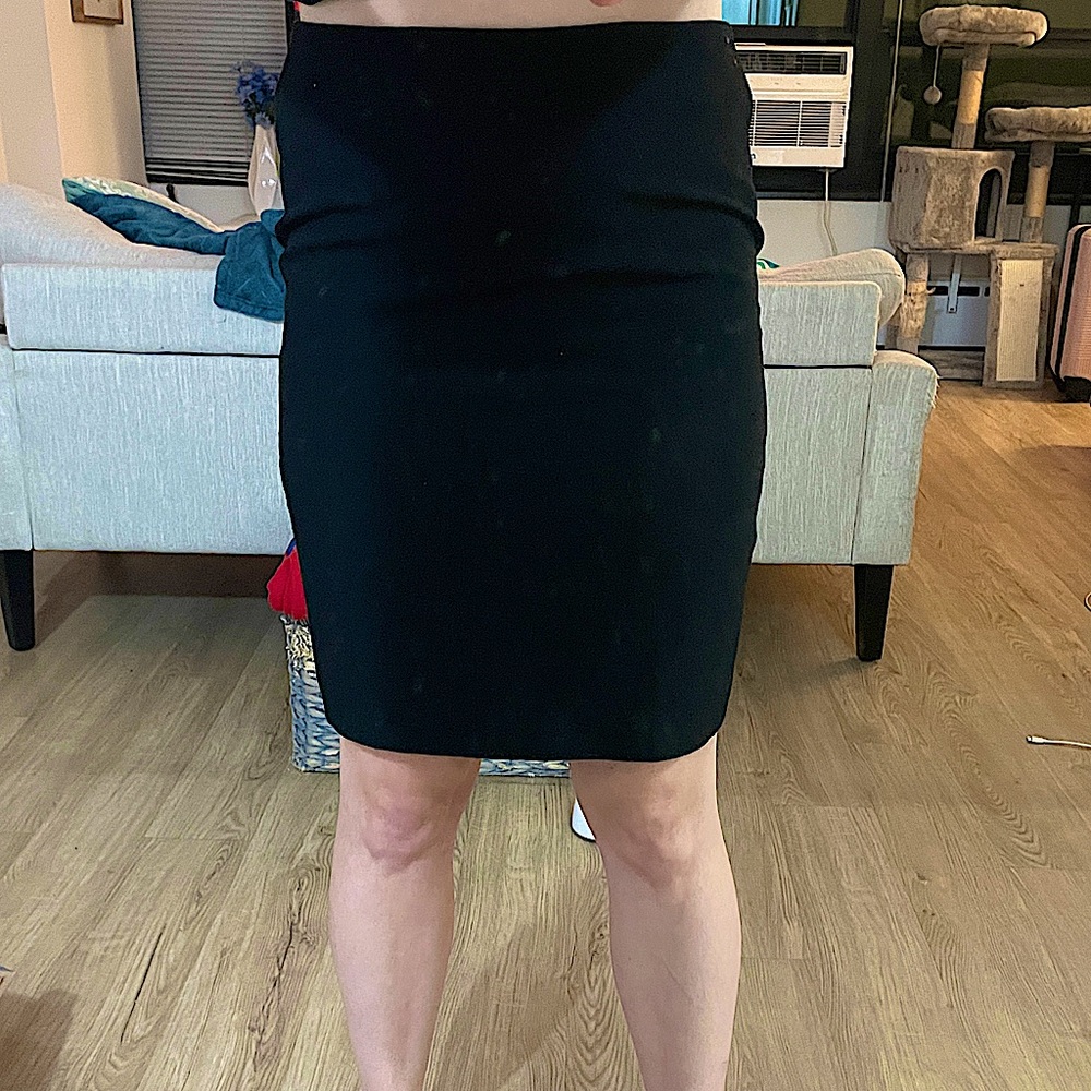 Ann Taylor Petite Black Pencil Skirt. Size 2P.
